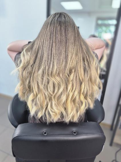 Efekt balayage: rozświetlone fale w ciepłym blondzie